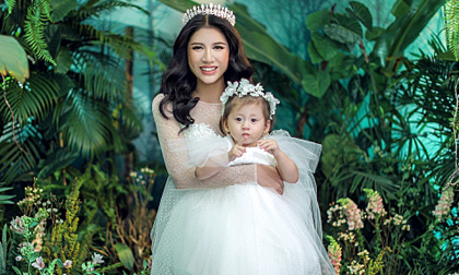 Trang Trần tung loạt ảnh làm cô dâu gợi cảm bên con gái cưng