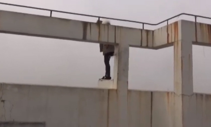 Nín thở xem cảnh giải cứu người phụ nữ có ý định tự tử trên sân thượng tòa nhà