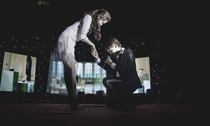 Á hậu Huyền My được nam ca sĩ điển trai cầu hôn ngay trên sân khấu