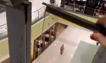 Lời cảnh báo bố mẹ đừng bao giờ cho con bám vào kính ở trung tâm thương mại