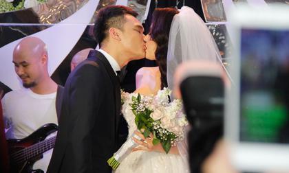 Toàn cảnh đám cưới Khắc Việt tại Hà Nội: Chú rể 'khóa môi' cô dâu ngọt ngào