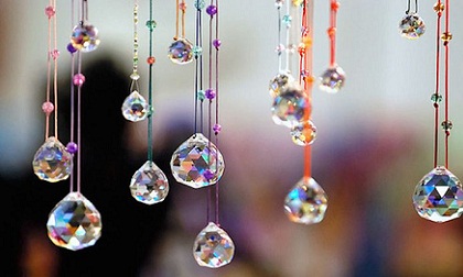 Pha lê - biểu tượng tốt lành, tạo hòa khí và yểm trừ tà cho ngôi nhà, nhưng treo thế nào mới hợp phong thủy?