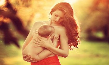 Đừng sợ con 'bám đuôi' hay bện hơi, khoa học chứng minh trẻ sơ sinh càng được ôm nhiều thì trí não càng phát triển