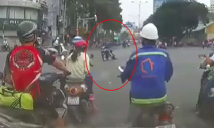 Cướp giật túi xách, kéo lê cô gái hàng chục mét giữa phố Sài Gòn