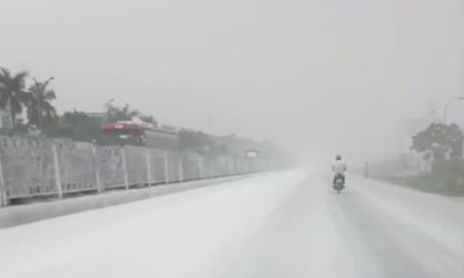 Quốc lộ 5 phủ 'tuyết lạ' trắng xoá như kỷ băng hà gây xôn xao