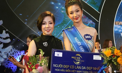 Bà Thu Hương - Đại diện NTT Kosxu lên trao giải “Thí sinh có làn da đẹp nhất”