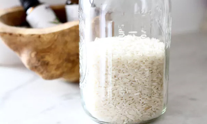 Tại sao bạn nên để một lọ gạo trong tủ quần áo 