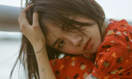 Phương Ly diện váy hoa thả hồn phiêu bồng theo gió