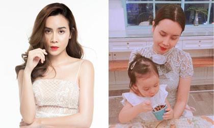 Chỉ vài giây lơ là của mẹ, con gái Lưu Hương Giang ngồi trong xe tập đi trượt xuống cầu thang, đập đầu vào tường