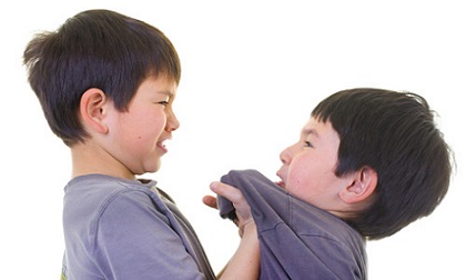 Bố mẹ nên làm gì khi con bị bắt nạn và trêu chọc tại trường học?