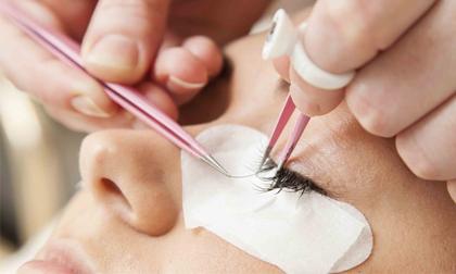 Nối mi giả: Chị em cẩn thận với nguy cơ mù mắt