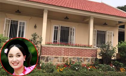 'Thị Mầu' Thu Huyền khoe không gian nhà vườn rộng bao la, tràn ngập hoa thơm cỏ lạ