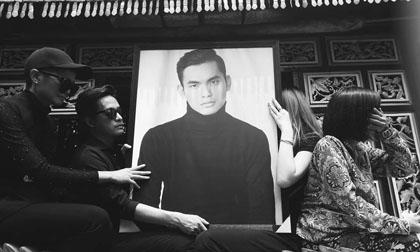 Hoa hậu H'Hen Niê khóc nức nở khi tiễn đưa stylist Mì Gói về nơi an nghỉ cuối cùng