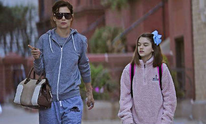 Bị bố Tom Cruise thờ ơ, Suri học cách sống tiết kiệm khi đi tàu điện ngầm tới trường