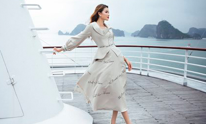 Phạm Hương khoe vóc dáng quý phái trên du thuyền triệu đô