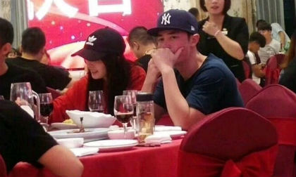 Chán ở nhà làm ông bố bỉm sữa, Hoắc Kiến Hoa lại 'cặp kè' Dương Mịch