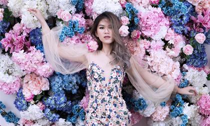 Ngọc Thanh Tâm khoe dáng nóng bỏng, gợi cảm bên hoa