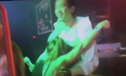 Bất ngờ với phản ứng của Đan Nguyên khi bị fan nữ cởi áo, hôn lên ngực