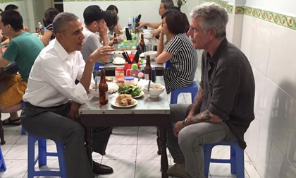 Xem lại video đầu bếp Anthony Bourdain cùng Obama ăn bún chả tại Hà Nội 2 năm trước