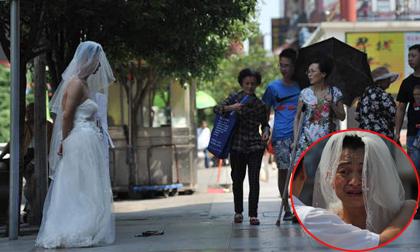 Người đàn ông mặc váy cưới đứng đường xin tiền và câu chuyện khiến ai cũng xúc động