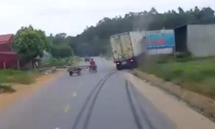 Pha đánh lái cực nhanh của tài xế container cứu mạng người trong gang tấc