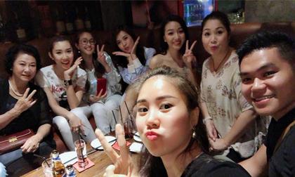 Diễn viên 'Gạo nếp gạo tẻ' tụ họp đông đủ trong bữa tiệc ăn mừng thành công của bộ phim