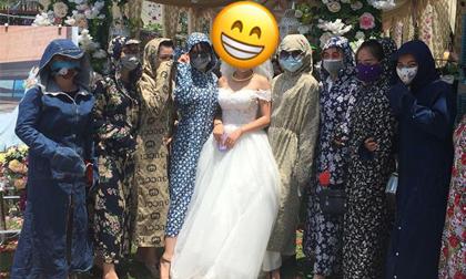 Chẳng phải váy áo lộng lẫy, hội bạn thân 'lầy lội' rủ nhau mặc áo chống nắng đi ăn cưới 