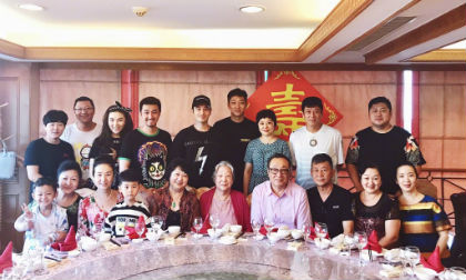 Huỳnh Hiểu Minh và bố mẹ tới mừng thọ bà ngoại, tuyệt nhiên không thấy bóng dáng của Angelabay cùng con trai