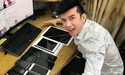 Đan Trường khoe bộ sưu tập điện thoại khủng sau 22 năm ca hát