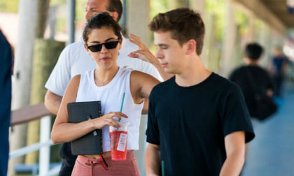 Selena Gomez đi chơi cùng trai lạ sau khi Justin Bieber tuyên bố đính hôn với Hailey Baldwin