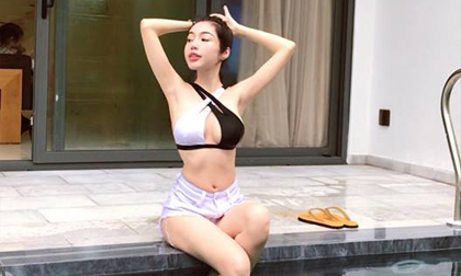 Elly Trần mặc áo tắm cắt xẻ, 'nóng từng cm' bên hồ bơi