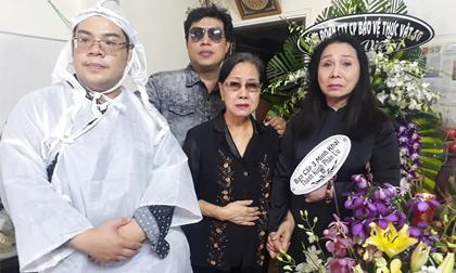 Các danh ca cải lương đến viếng và chia buồn cùng gia đình nghệ sĩ Phương Quang