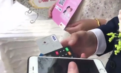 Đám cưới thời công nghệ, quẹt thẻ thay phong bì lần đầu xuất hiện tại Việt Nam