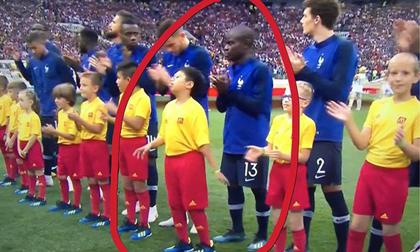 Dân mạng truyền tay nhau hình ảnh cậu bé 10 tuổi người Việt Nam dắt tay nhà tân vô địch ra sân trong trận chung kết World Cup