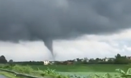 Hà Nội: Vòi rồng khổng lồ xuất hiện ở cao tốc Pháp Vân - Cầu Giẽ