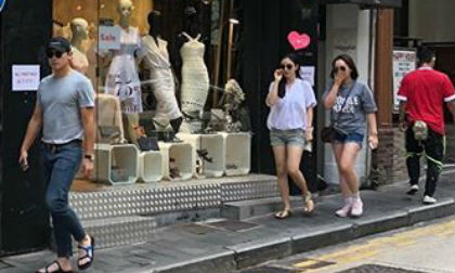 Kim Tae Hee ăn vận mát mẻ khi cùng ông xã Bi Rain dạo phố Hong Kong