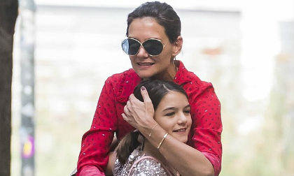 Suri xuất hiện vui vẻ bên mẹ giữa thông tin bố Tom Cruise muốn nối lại quan hệ cha con