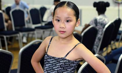 Mẫu nhí Việt Nam trình diễn vedette tại STR Designs Fashion Show London