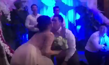 Chồng Việt Kiều nhảy tặng con gái NSND Hồng Vân trong lễ cưới