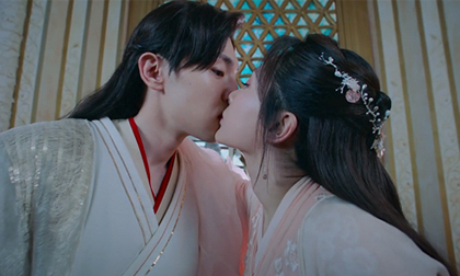 Vừa mùi mẫn bên Địch Lệ Nhiệt Ba, Đặng Luân xuyên không vào vòng tay Dương Tử