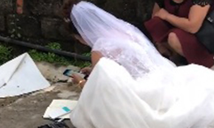 Cô dâu miệt mài bấm máy tính 'cộng sổ' trong khi quan viên hai họ ngồi ăn cỗ