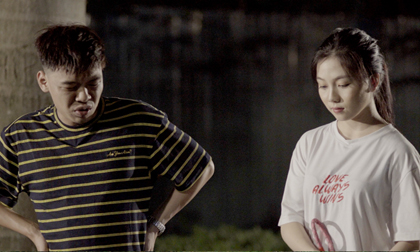 Trung ruồi 'xúi dại' hotgirl Đào Thúy Hường săn đuổi hotboy Vương Anh