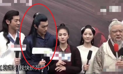 “Phó Hằng” Hứa Khải bị chỉ trích khi buột miệng lớn tiếng lúc tiền bối đang trả lời phỏng vấn 