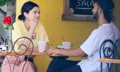 Mặc kệ Justin Bieber cưới hỏi, Selena Gomez vẫn xinh đẹp đi ăn cùng trai lạ và còn nhìn nhau đầy tình tứ