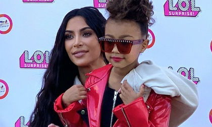 Để con gái 5 tuổi đánh son môi, mặc đồ nhựa dẻo PVC, Kim Kardashian bị chỉ trích thậm tệ