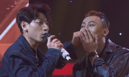 Ngỡ ngàng Isaac 'khóa môi' nam thí sinh ngay trên sân khấu