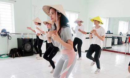 Đông Nhi đội nón lá, ráo riết tập luyện cho sự kiện ASEAN - Japan Music Festival 2018 tại Nhật Bản