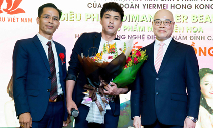 Hồ Quang Hiếu cháy hết mình trong hội thảo đỉnh cao và ra mắt trị nám 2018 do công ty Minh Châu tổ chức