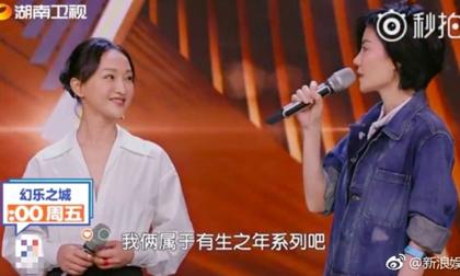 'Oan gia ngõ hẹp' Châu Tấn - Vương Phi nói chuyện vui vẻ sau 15 năm không nhìn mặt nhau