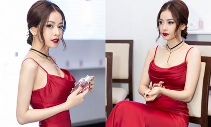 Chi Pu sexy hết nấc với váy trễ nải, khéo khoe vòng một táo bạo